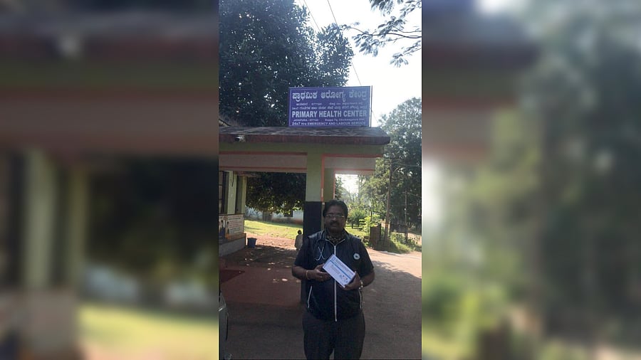 Dr Sudhindra, Medical Officer, Jayapura PHC in Koppa taluk received thrombolytic clot buster from CAD Foundation. Credit: DH Photo