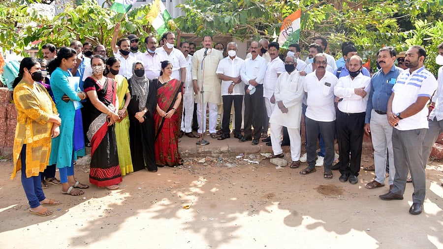 Congress workers stage a protest in front of the Mini Vidhana Soudha in Mangaluru on Monday. Credit: DH Photo.