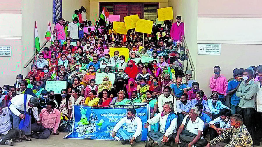 Members of Bhoomi Mathu Vasathi Hakku Vanchithara Horata Samithi stage a protest in front of the DC’s office in Madikeri on Monday.