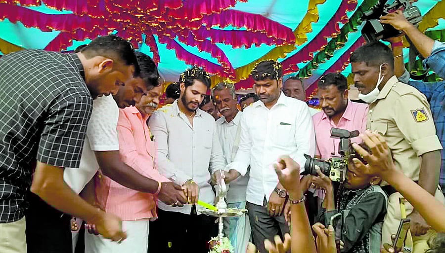 JD(S) youth wing president Nikhil Kumaraswamy inaugurates the bullock cart race at Hosapura village near Halagur, Mandya district on Friday.