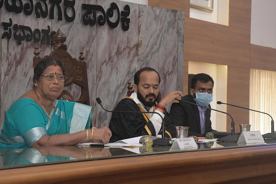 Mayor Diwakar chairs the monthly meeting of the council of Mangaluru City Corporation on Friday. DH Photo