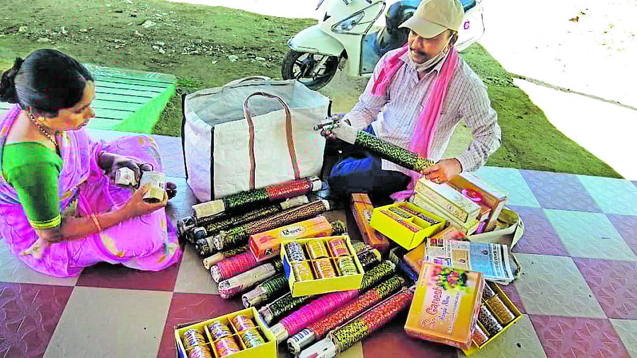 Dayanand sells bangles at a fair, near Javagal, Sakleshpur taluk, Hassan district. DH FILE PHOTO