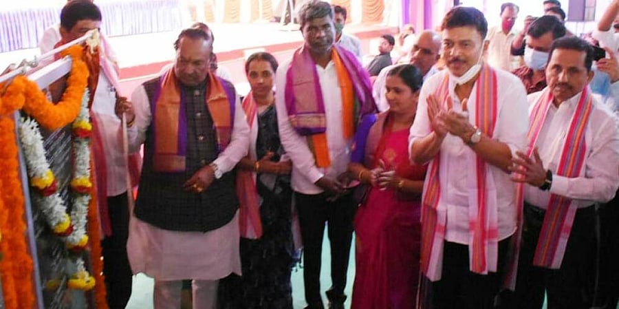 Minister for Rural Development and Panchayat Raj K S Eshwarappa inaugurates Narikombu and Sarapadi multi-village drinking water projects in Bantwal. Credit: DH Photo/Special Arramgement