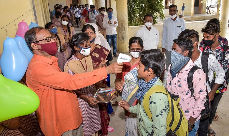 First year PU students undergo a thermal check at Government Pre-University college in Kalaburagi on Monday. DH Photo/Prashanth H G