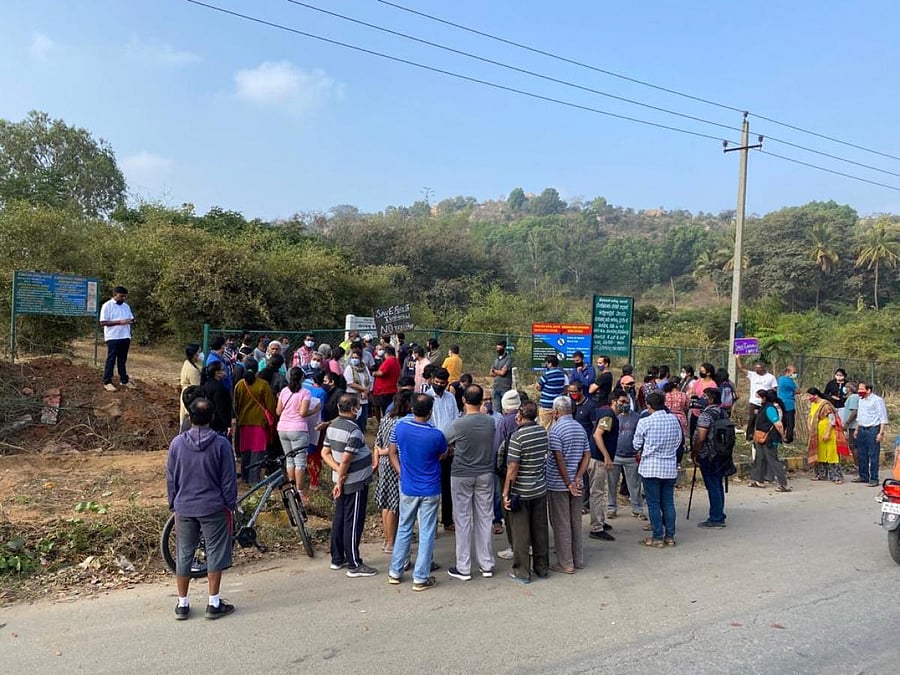 Residents of Kanakapura Road staged a protest outside the Turahalli Reserve Forest on Wednesday. DH Photo/Niranjan Kaggere