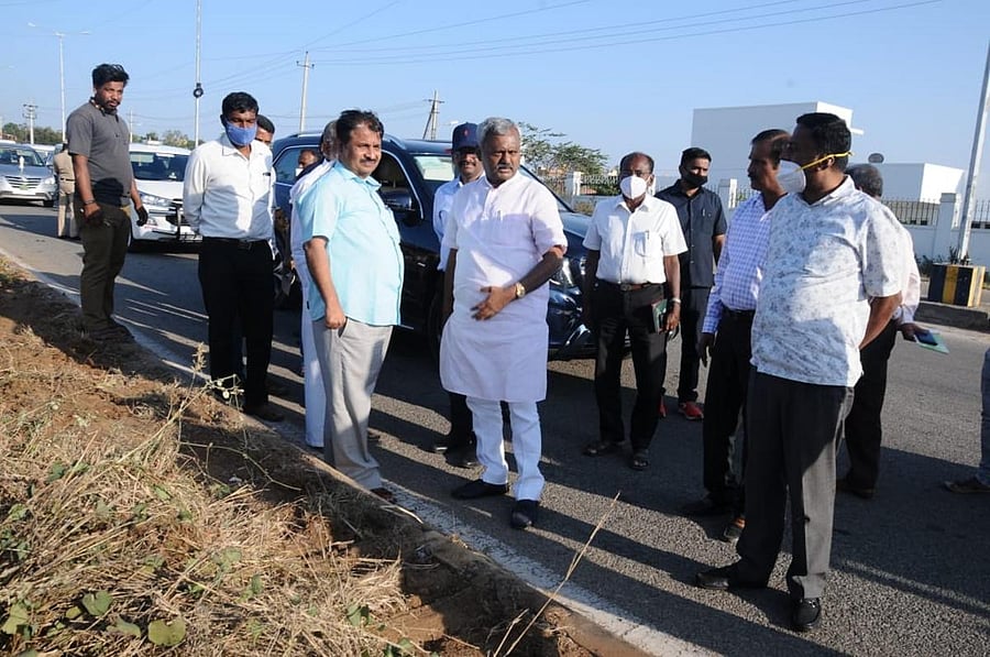 District In-charge Minister S T Somashekar inspects the Ring Road in Mysuru on Sunday. DH Photo