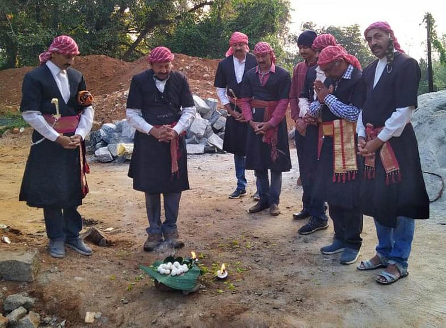 Codava National Council (CNC) paid tributes to the departed souls, in front of Nalkunadu palace near Kakkabbe, on Monday.