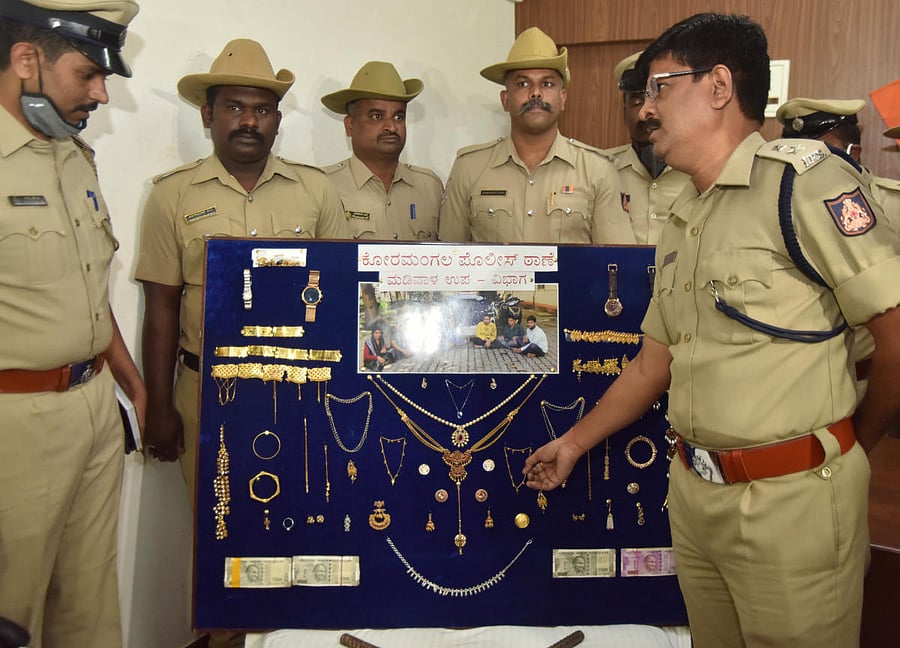 Police recovered stolen property worth around Rs 60 lakh and Rs 2 lakh in cash from the gang. Credit: DH Photo