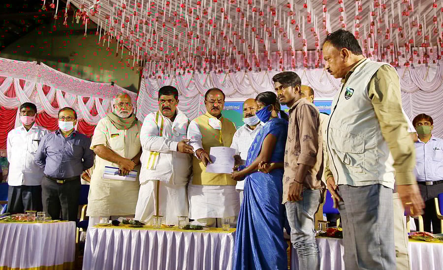 Forest Minister Arvind Limbavali and District In-charge Minister K Gopalaiah distribute a compensation cheque to the kin of elephant attack victim Vasanth, at a programme in Sakleshpur, Hassan district, on Tuesday. MLA H K Kumaraswamy and Deputy Commissio