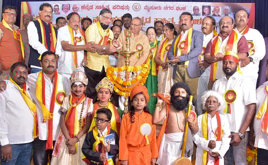 Kannada actor Mukhyamantri Chandru inaugurates Mysuru City Kannada Sahitya Sammelana at Vignan Bhavan in Mysuru on Thursday. MLA Tanveer Sait is seen. DH PHOTO