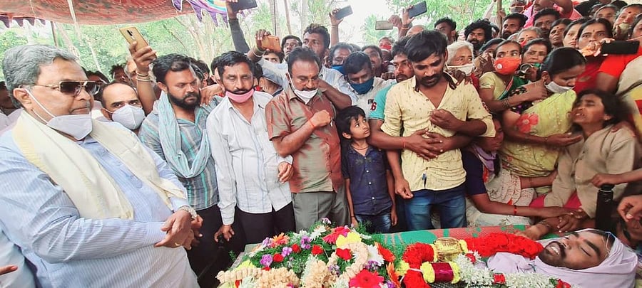 Leader of the Opposition Siddaramaiah pays his last respect to Ramakrishna, who ended life at Kodidoddi village, Mandya district, on Thursday. DH PHOTO