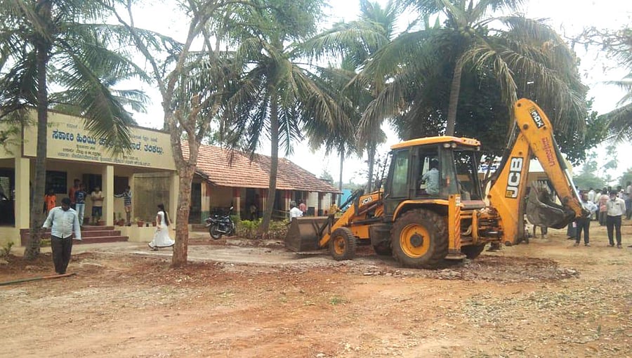The government school at Tarikallu Rangaiahana Koppalu getting ready to host the deputy commissioner in Hunsur taluk, Mysuru district, on Friday. DH PHOTO