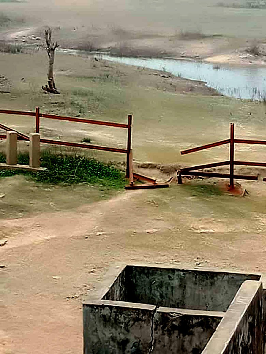 The damaged rail track barricade, near Muduganuru Hosakere in Hunsur taluk, Mysuru district. DH Photo