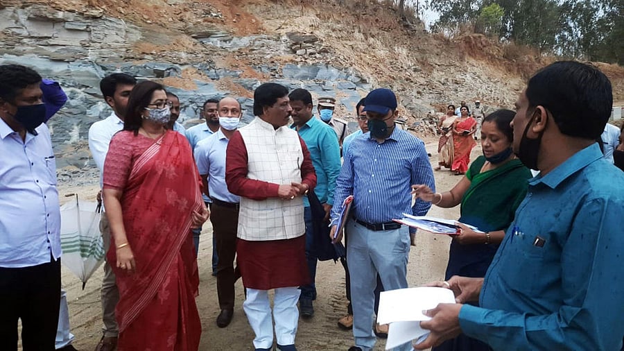 Minister of Mines and Geology Murugesh Nirani and MP Sumalatha inspect mining activities of DBL Company at Kalenahalli in Srirangapatna taluk, Mandya district on Monday. DH PHOTO