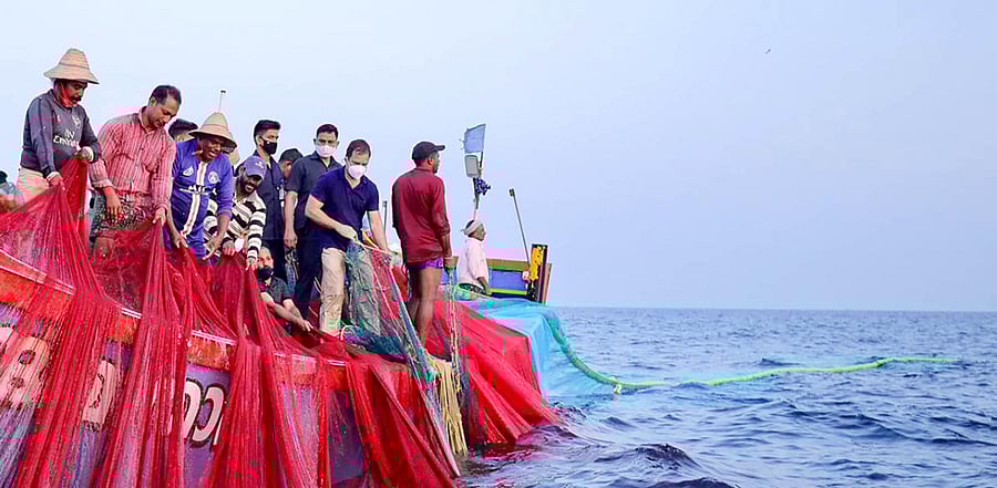 Congress leader Rahul Gandhi join fishermen as they toiled for the morning catch on the high-sea, in Kollam. Credit: PTI Photo