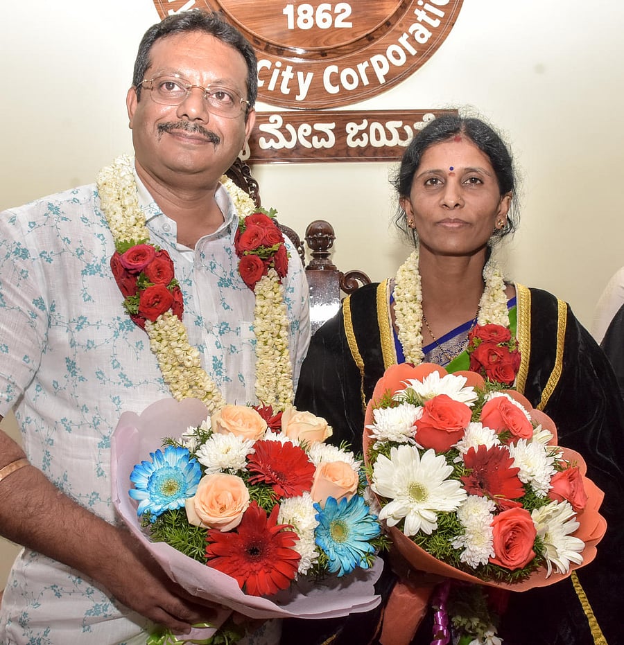 Newly elected Deputy Mayor Anwar Baig and Mayor Rukmini Madegowda in Mysuru on Wednesday. DH PHOTO