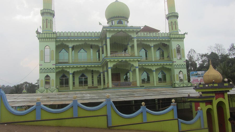 Emmemadu Dargah in Emmemadu village near Napoklu.