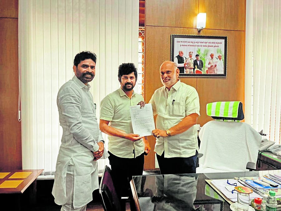 MP Pratap Simha submits a memorandum to Labour Minister Shivaram Hebbar.