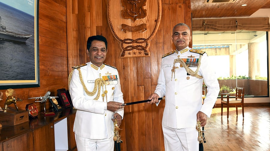 Vice Adm Ajit Kumar, the outgoing Commander-in-Chief hands over the baton to Vice Adm R Hari Kumar at HQ Western Naval Command in Naval Dockyard, Mumbai. Credit: PRO Defence, Mumbai.