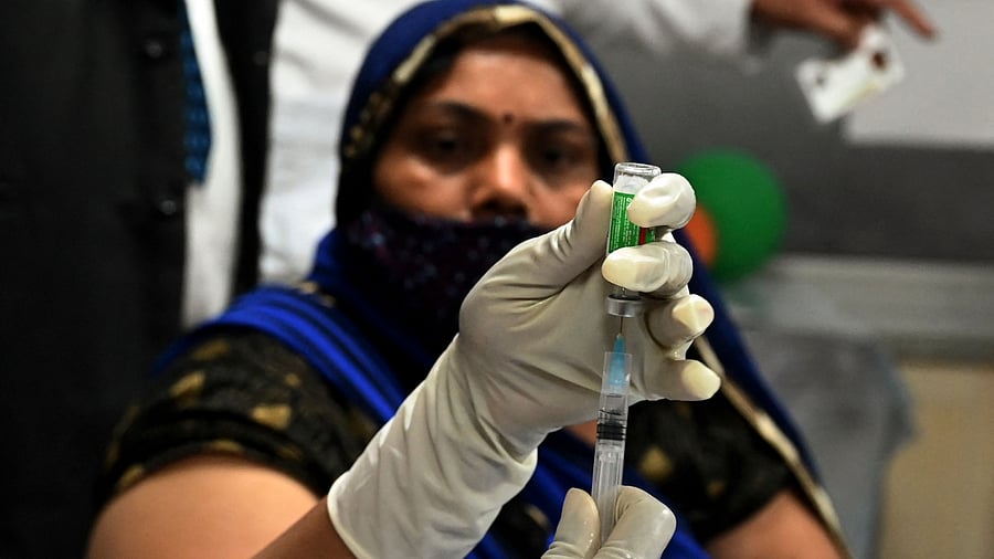 A medical worker prepares to innoculate a woman dose with a Covid-19 coronavirus vaccine at a government hospital. Credit: AFP Photo