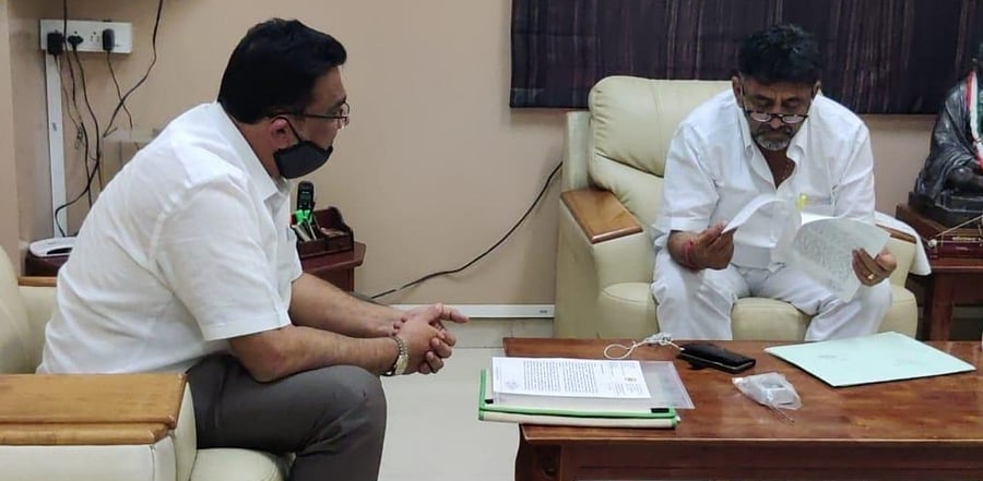 Tanveer Sait (left) with KPCC president DK Shivakumar at the party’s headquarters. Credit: Special arrangement