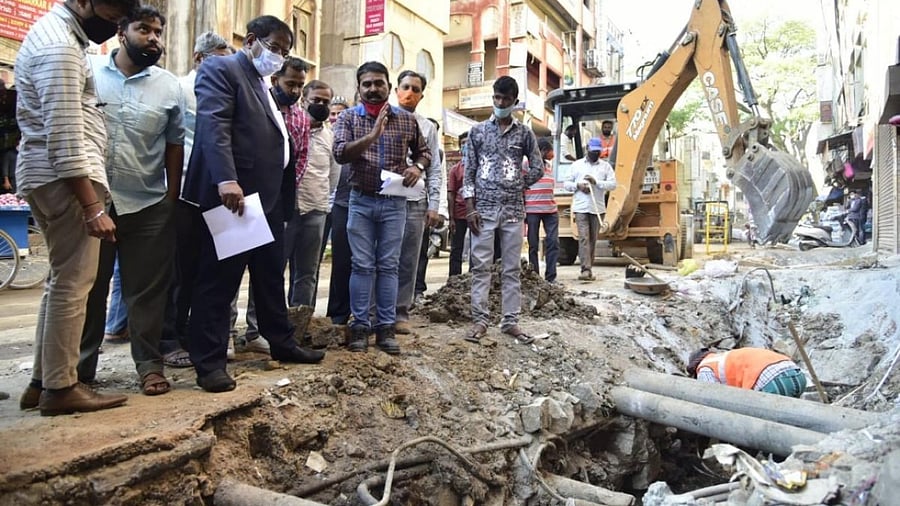 BBMP Commissioner N Manjunatha Prasad and Bengaluru Smart City Limited Managing Director Rajendra Cholan inspect the TenderSURE works along Avenue Road on Friday. Credit: Special arrangement.