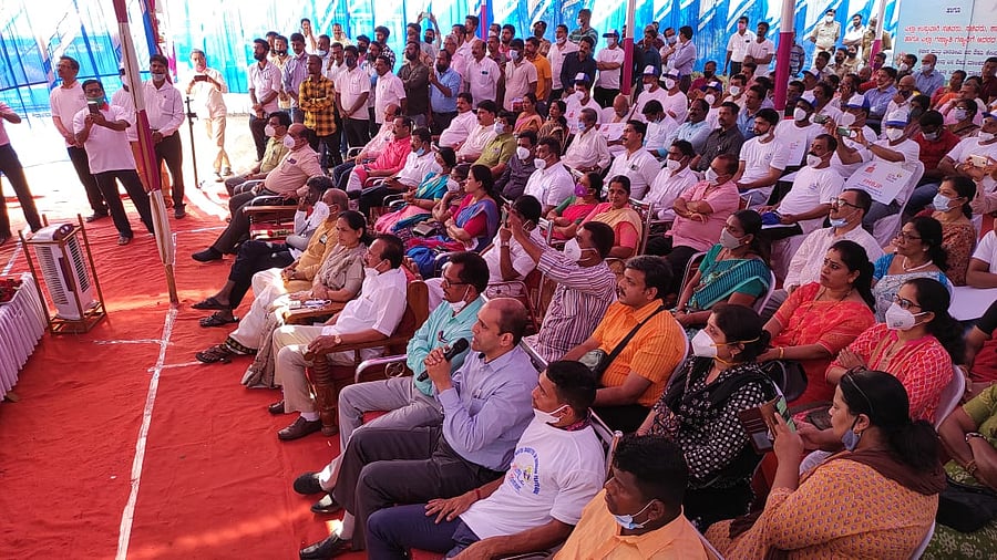Dr Padmanabha Kamath, Professor and Head of the Department of Cardiology, Kasturba Medical College Hospital, Mangaluru while interacting with Prime Minister Narendra Modi, at a programme held at a ground near community health centre in Brahmavar in Udupi. Credit: Special Arrangement