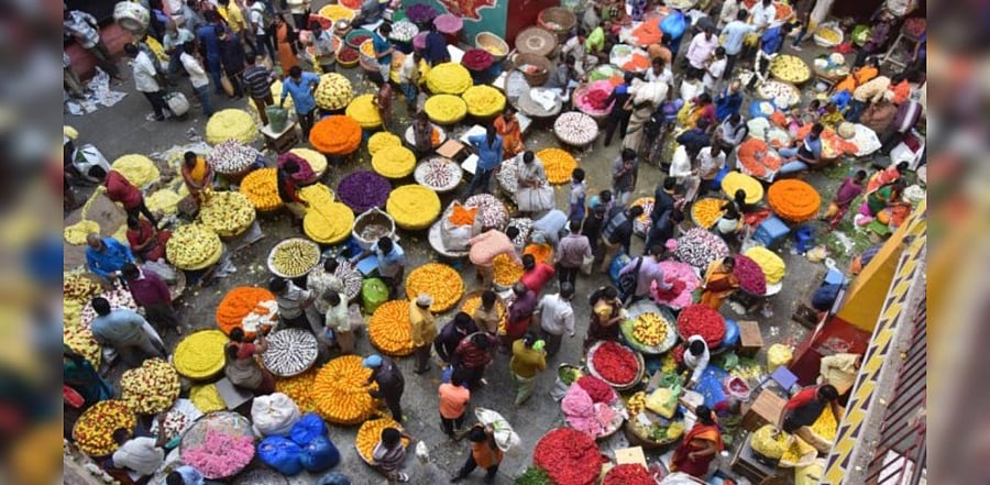 Massive crowds throng KR Market. Credit: DH file photo/Pushkar V
