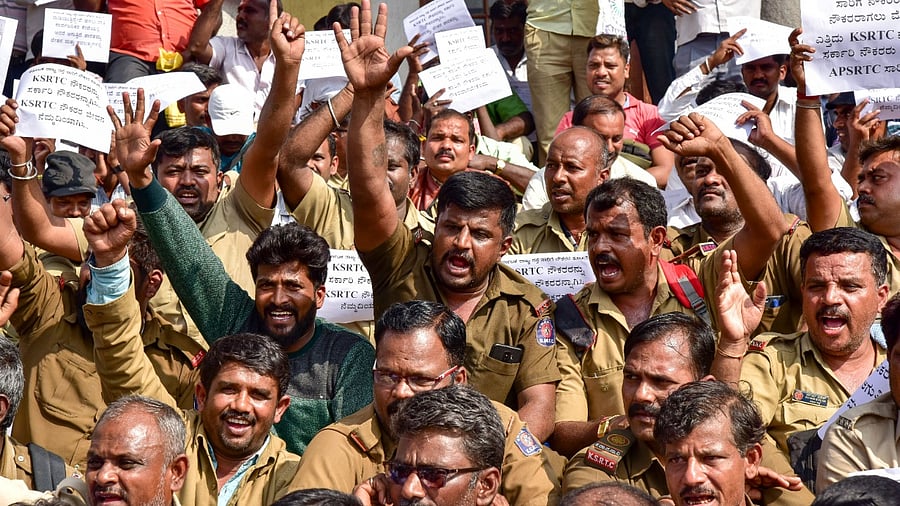 Karnataka Road Transport Corporation workers during a protest demanding the state government to accept their demands. Credit: DH File Photo