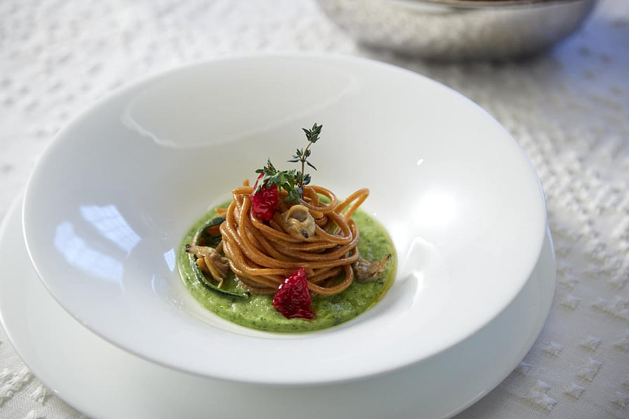 Whole spahgetti with dried tomatoes and green beans sauce restaurant dish