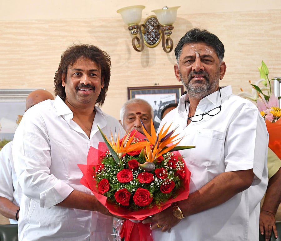 KPCC president D K Shivakumar greets JD(S) MLA leader Madhu Bangarappa in Bengaluru on Friday. DH Photo/Pushkar V