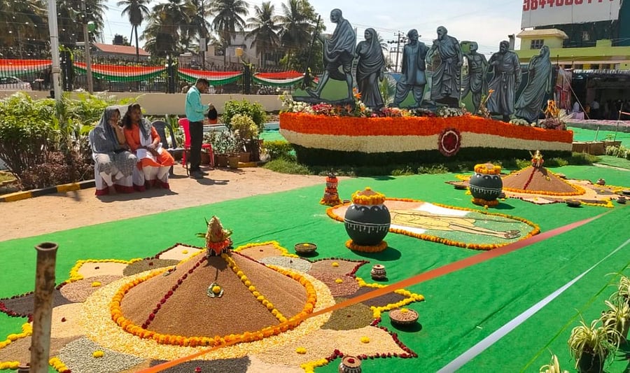 Rangolis were drawn using millets as part of the Platinum Jubilee of Independence, at Shivapura Dhwaja Satyagraha Soudha in Maddur taluk, Mandya district, on Friday. Credit: DH photo. 
