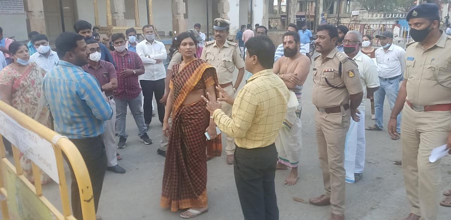 Deputy Commissioner S Aswathi inspects the arrangements for the Vairamudi Jatra, at Melkote, Mandya district. DH PHOTO
