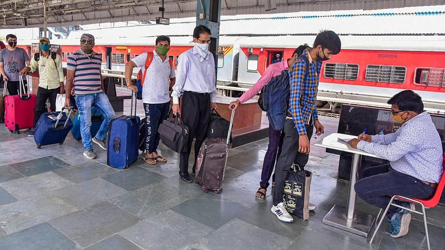 A health worker receives details of passengers arriving from Maharashtra for Covid-19 tests upon their arrival at the Bikaner Railway Station. Credit: PTI