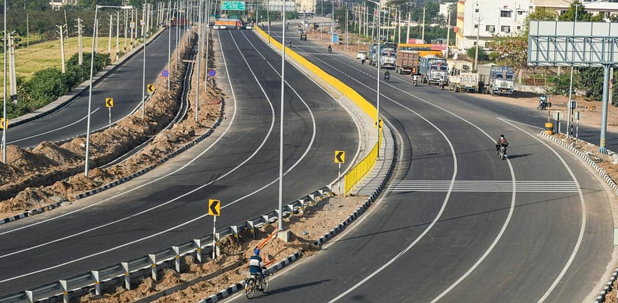 A national highway wears a deserted look during a nationwide strike, called by farmers' unions against the three farm laws. Credit: PTI photo.