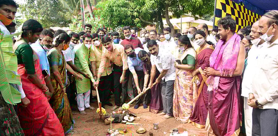 Dakshina Kannada MP Nalin Kumar Kateel and others lay foundation stone for RuB at Jeppu Mahakalipadpu railway level crossing. Credit: DH photo. 