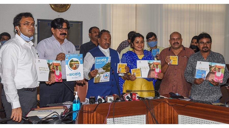 K S Eshwarappa, Rural Development and Panchayat Raj Minister releasing Catch Rain, Jal Shakthi campaign books by Rural Development and Panchayat Raj Department at Vikasa Soudha in Bengaluru on Monday. Credit: DH Photo