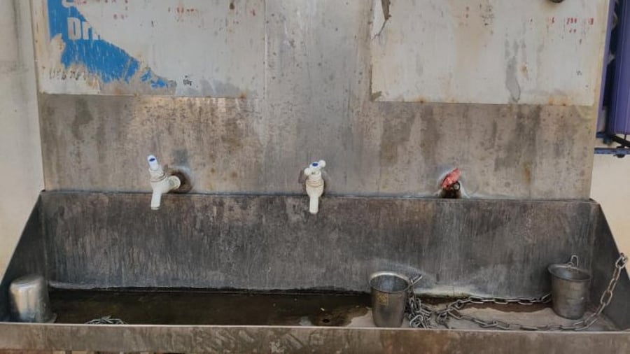 Freedom Park, the city’s iconic tourist attraction, is left in shambles with stained statues and several wards closed for public entry. Credit: DH Photo/Janardhan B K