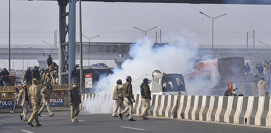 Police fire teargas shells after farmers tried marching towards Delhi at Ghazipur border for the 'Kisan Gantantra Parade' on the occasion of 72nd Republic Day, in New Delhi, Tuesday, Jan. 26, 2021. Credit: Reuters Photo