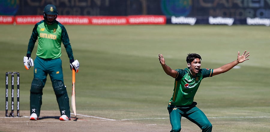 Pakistan's Mohammad Hasnain (R) unsuccessfully appeals for the dismissal of South Africa's Heinrich Klaasen (L) during the first one-day international (ODI) cricket match between South Africa and Pakistan. Credit: AFP Photo