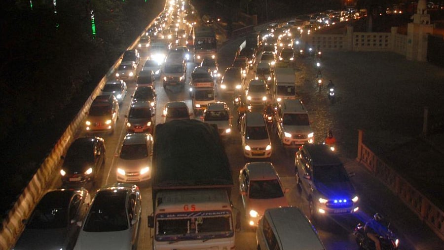 Traffic at Chilla border due to blockade by farmers after Bharatiya Kisan Union (BKU) leader Rakesh Tikait's convoy was allegedly attacked in Rajasthan's Alwar, during their ongoing agitation against three farm laws, in Noida, Friday, April 2, 2021. Credit: PTI Photo