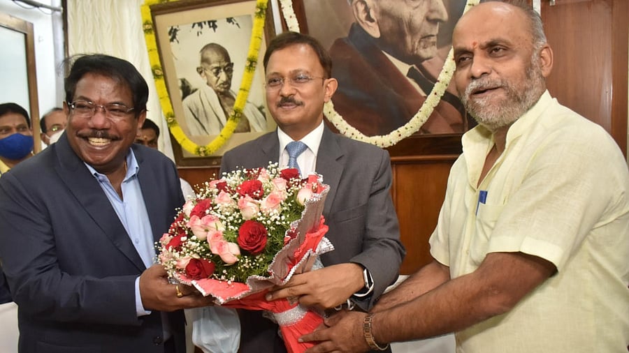 (L-R) N Manjunatha Prasad, Gaurav Gupta and Rakesh Singh at the BBMP head office on Thursday. Credit: DH Photo/Janardhan B K