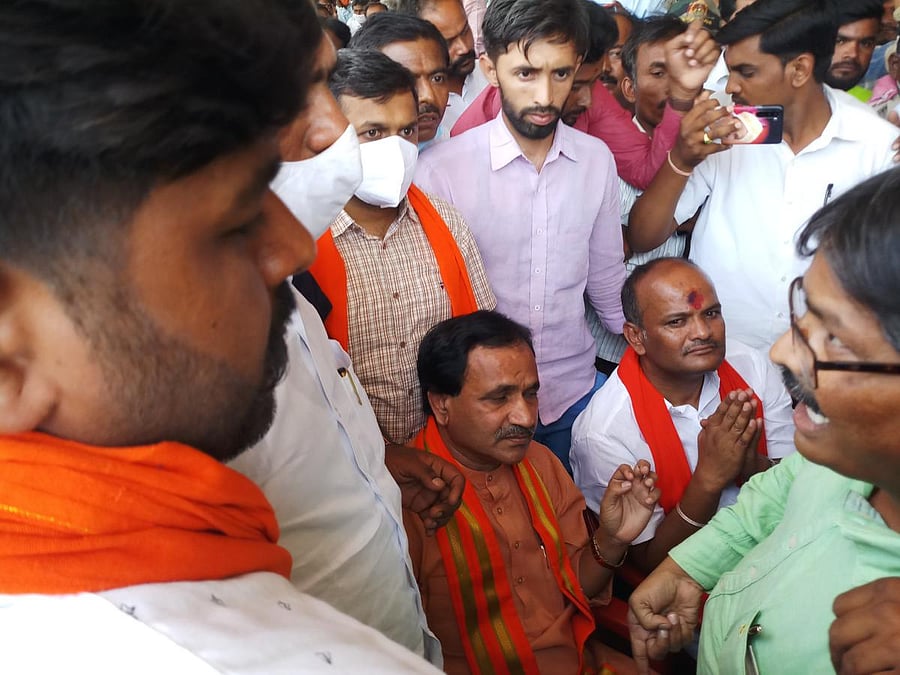 Maratha Samaja activists did not allow MP Bhagwant Khuba and BJP candidate Sharanu Salagar (seated) on the stage and raised slogans against them at Basavakalyan on Saturday. DH photo