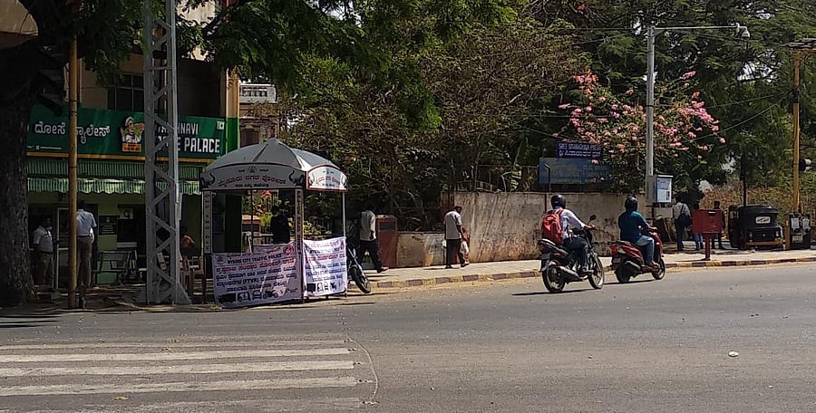 Voluntary Verification Centre of the City Traffic Police at Ramaswamy Circle in Mysuru. Credit: DH Photo/T R Sathish Kumar