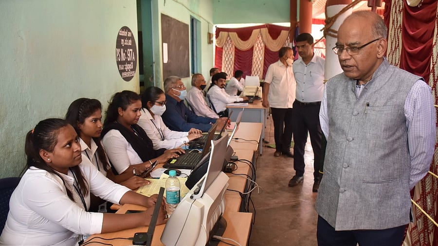 Justice AV Chandrashekar (R). Credit: DH Photo/Janardhan B K