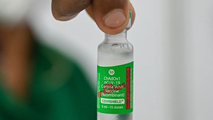 A health worker holds a vial the Covishield, AstraZeneca-Oxford's Covid-19 coronavirus vaccine, at a vaccination centre in Mumbai on April 1, 2021. Credit: AFP Photo