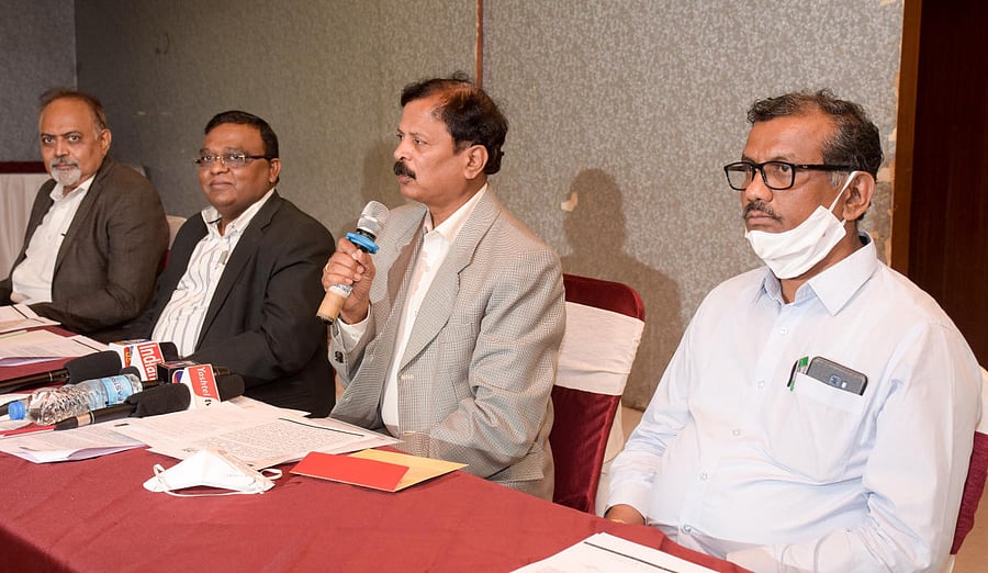 Acting vice-chancellor of JSS Science and Technology University (JSS STU) Siddaramaiah addresses a media conference in Mysuru on Wednesday. Registrar S A Dhanaraj, controller of examinations A N Santhosh Kumar and principal S B Kivade are seen. DH Photo