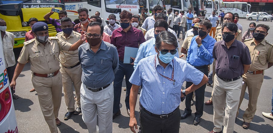 Shivayogi Kalasada, MD KSRTC inspecting private bus services as BMTC, KSRTC bus employees stage indefinite protest. Credit: DH Photo/S K Dinesh