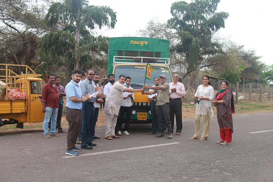 Vishwa Hindu Parishad leader Prof M B Puranik flagged a truck that was engaged to transport stray cattle to a gaushala in Hosanagara. Credit: DH Photo