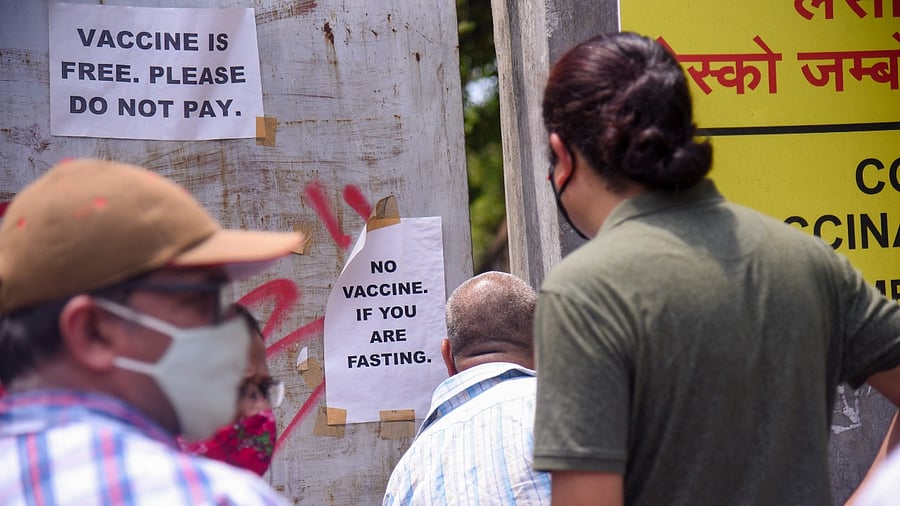 Beneficiaries gather outside a vaccination centre due to shortage of Covid-19 vaccine, amid coronavirus pandemic, at Goregaon in Mumbai, Friday, April 9, 2021. Credit: PTI Photo